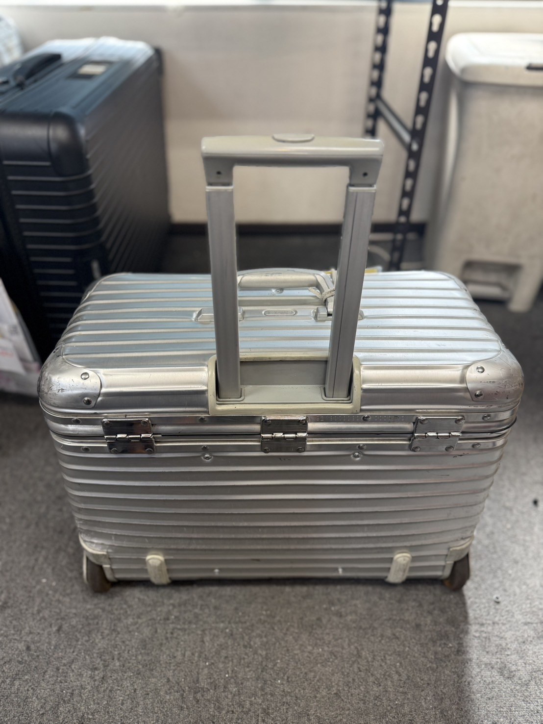 RIMOWA（リモワ）の伸縮ハンドルカスタム修理（純正品使用） 修理後
