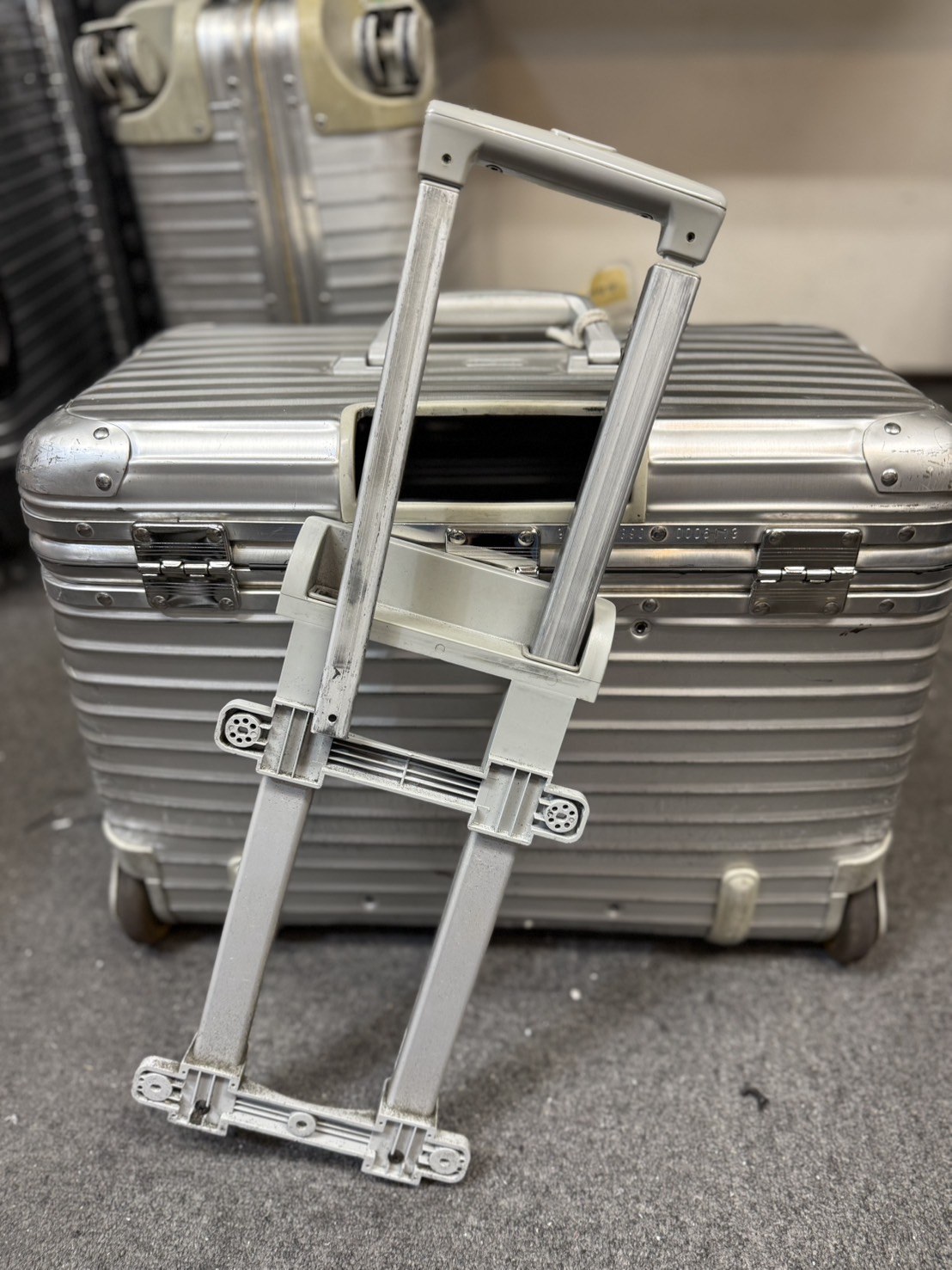 RIMOWA(リモワ)の伸縮ハンドルカスタム修理(純正品使用) 修理前
