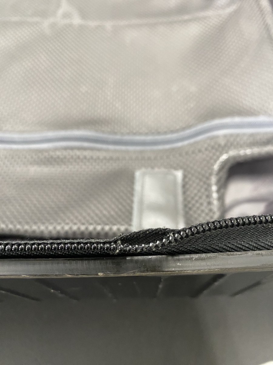 RIMOWA(リモワ)ファスナー部分補修の修理事例 修理前