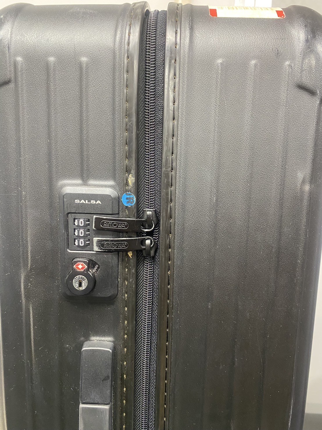 リモワ（RIMOWA）ファスナー片面全交換の修理事例 修理後