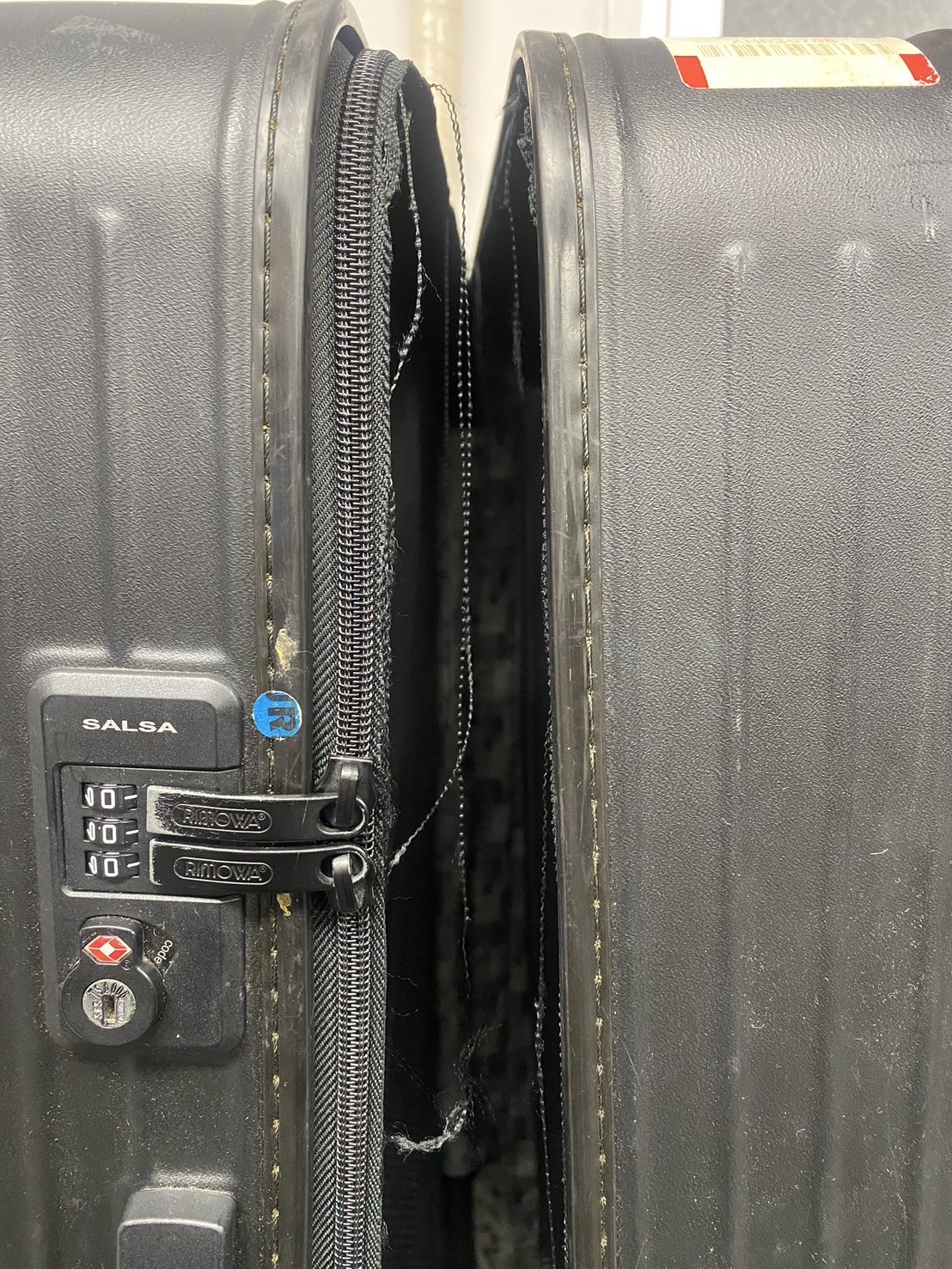 リモワ(RIMOWA)ファスナー片面全交換の修理事例 修理前