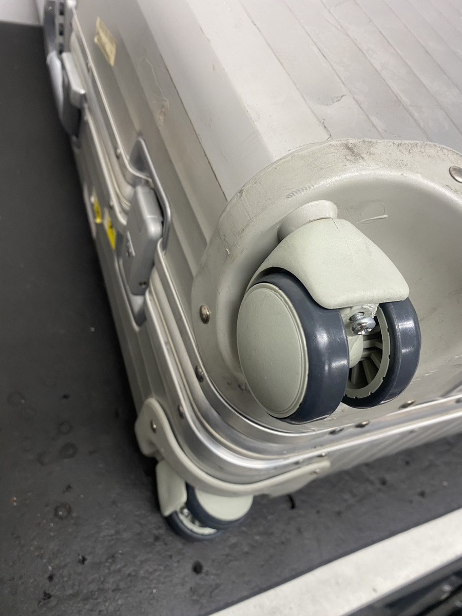 リモワ（RIMOWA）初期型トパーズ メーカー修理不可モデル キャスター修理事例（純正品） 修理後