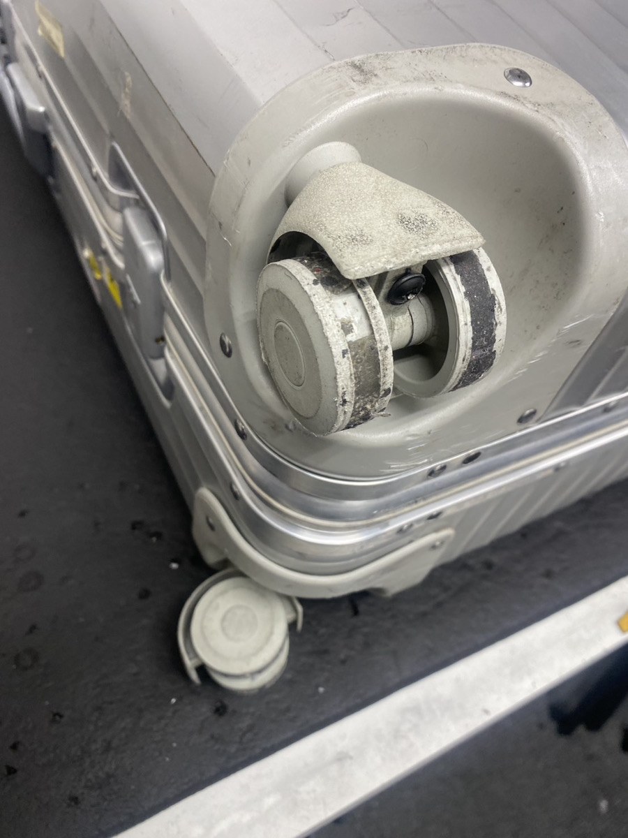 リモワ(RIMOWA)初期型トパーズ メーカー修理不可モデル キャスター修理事例(純正品) 修理前