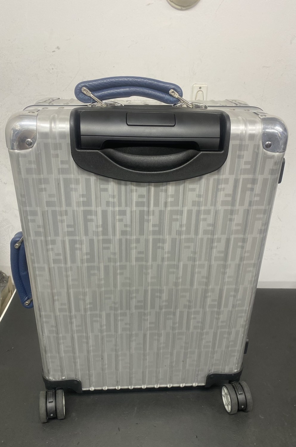 リモワ×フェンディ（RIMOWA FENDI）伸縮ハンドル交換の修理事例（純正品交換） 修理後