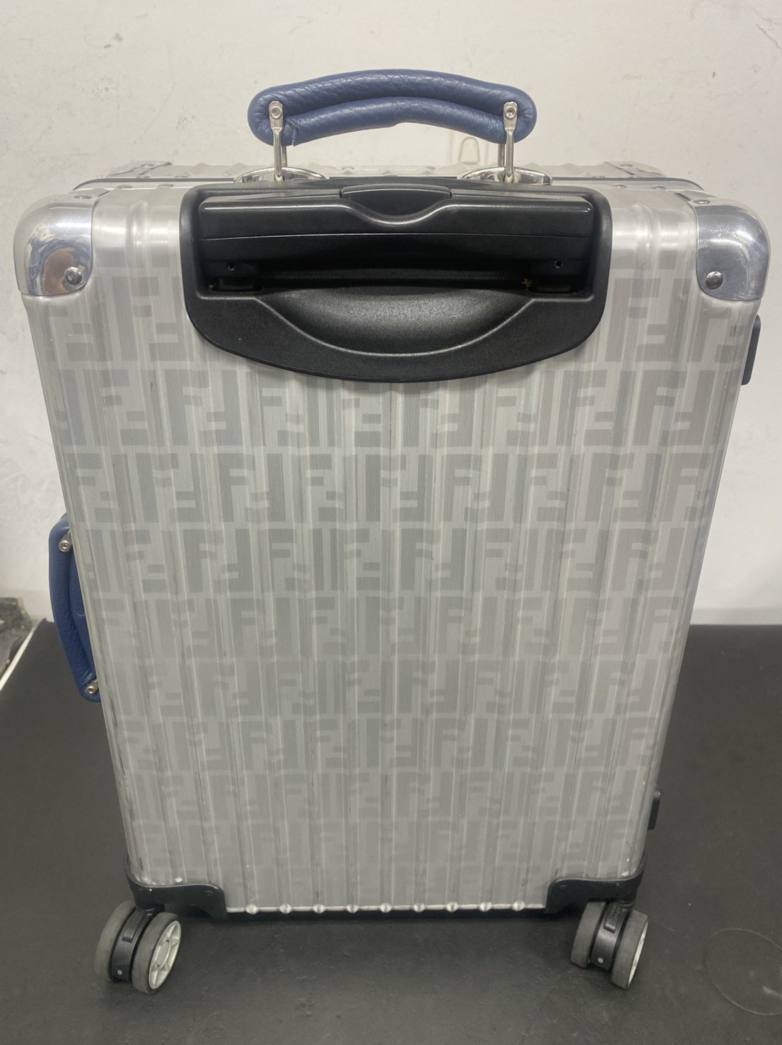 リモワ×フェンディ(RIMOWA FENDI)伸縮ハンドル交換の修理事例(純正品交換) 修理前