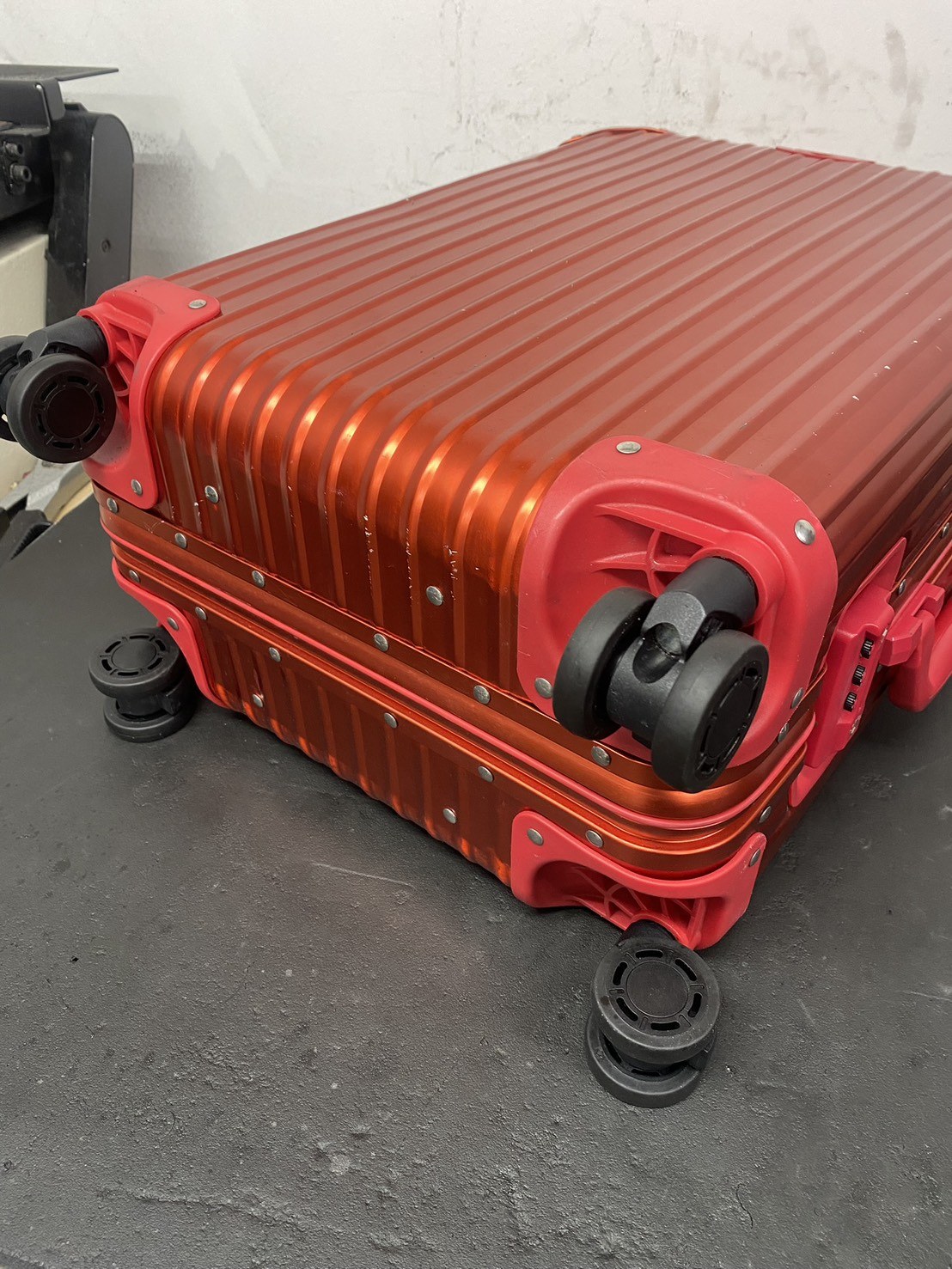 リモワ（RIMOWA）キャスター交換の修理事例（代用品） 修理後
