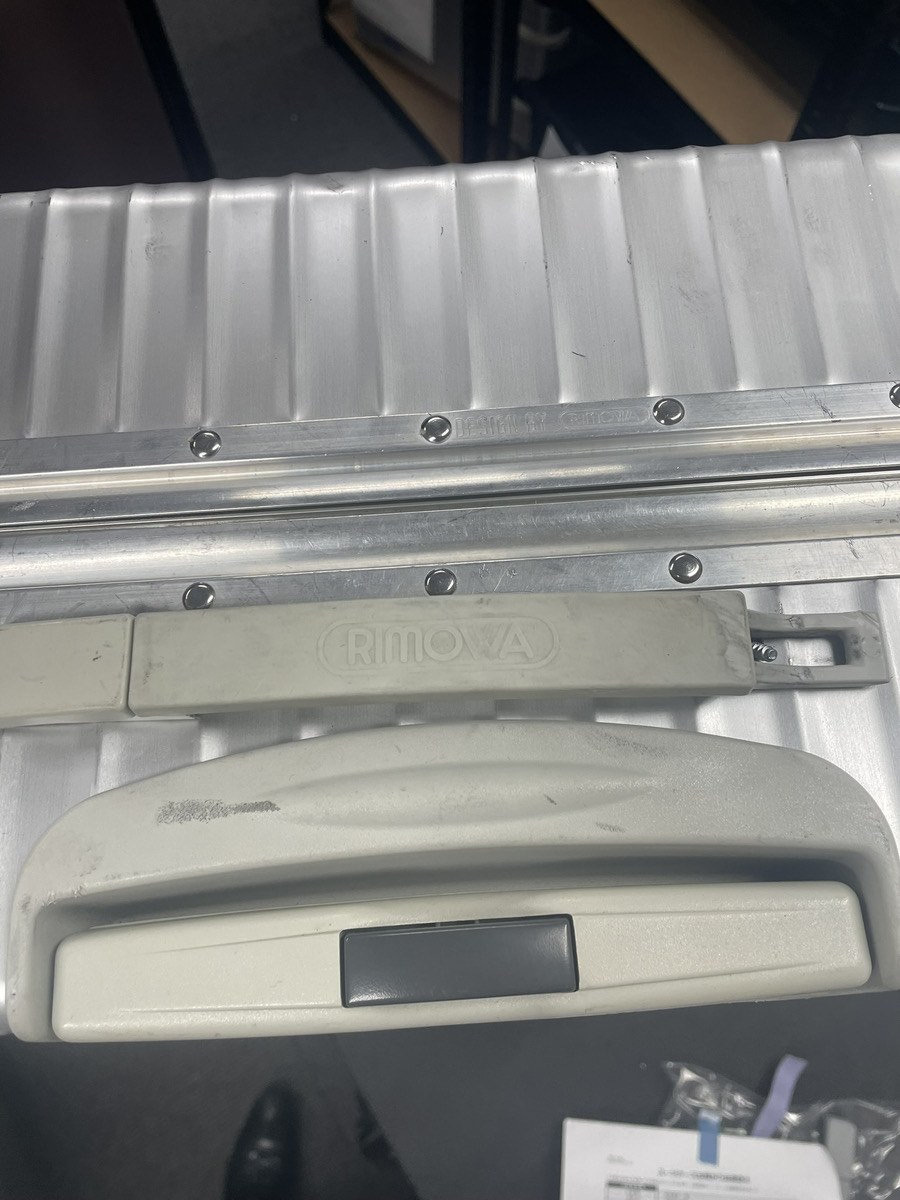 リモワ(RIMOWA)ケースハンドルの修理事例(純正品交換) 修理前