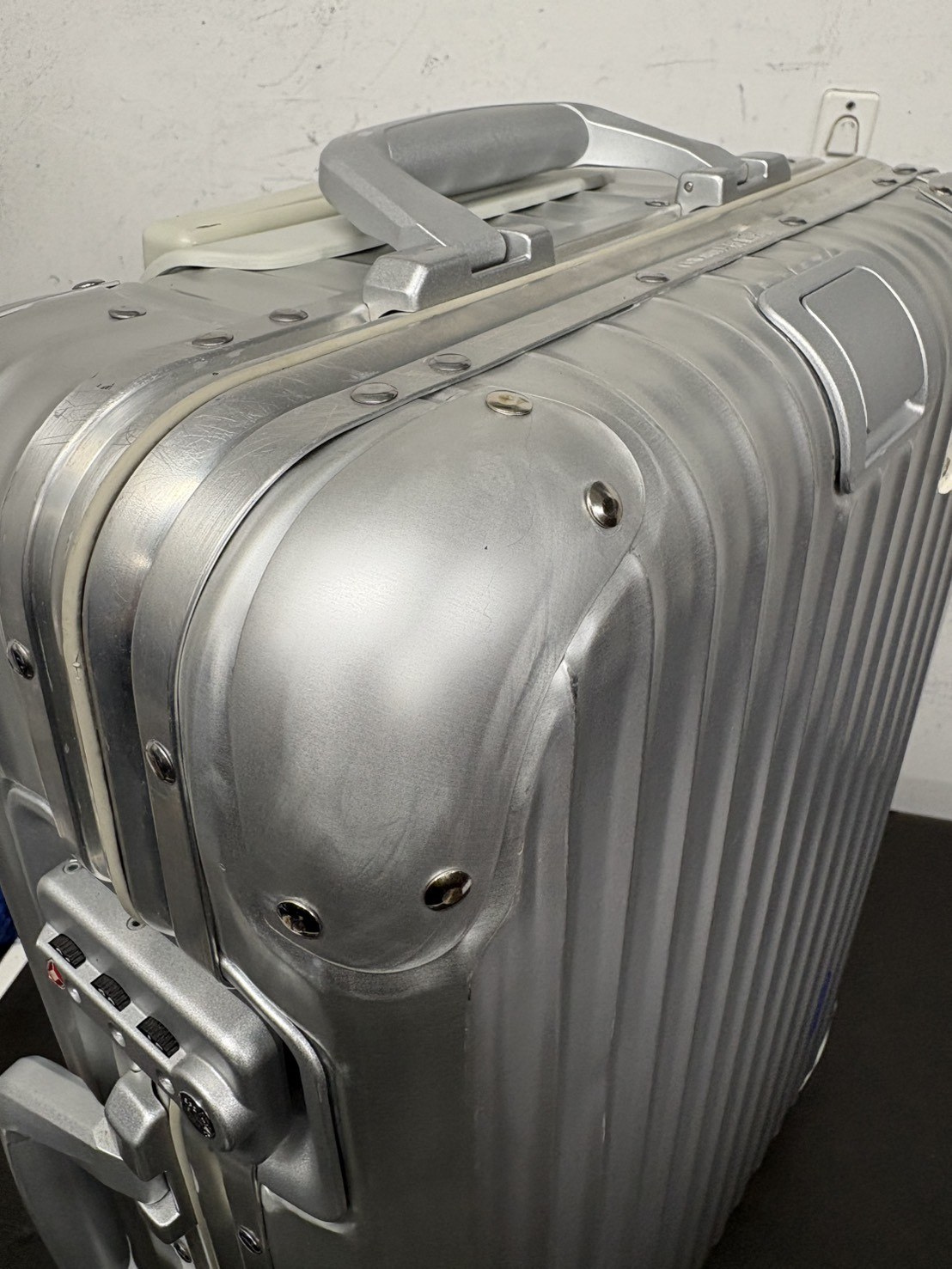 リモワ（RIMOWA） コーナープレート交換の修理事例（純正品交換） 修理後