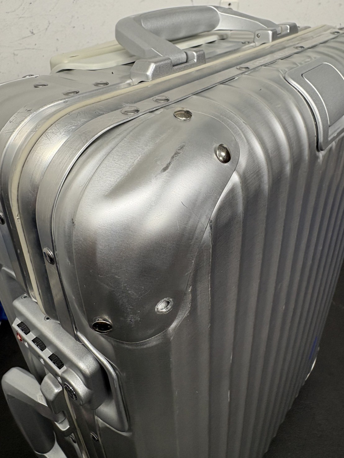 リモワ(RIMOWA) コーナープレート交換の修理事例(純正品交換) 修理前