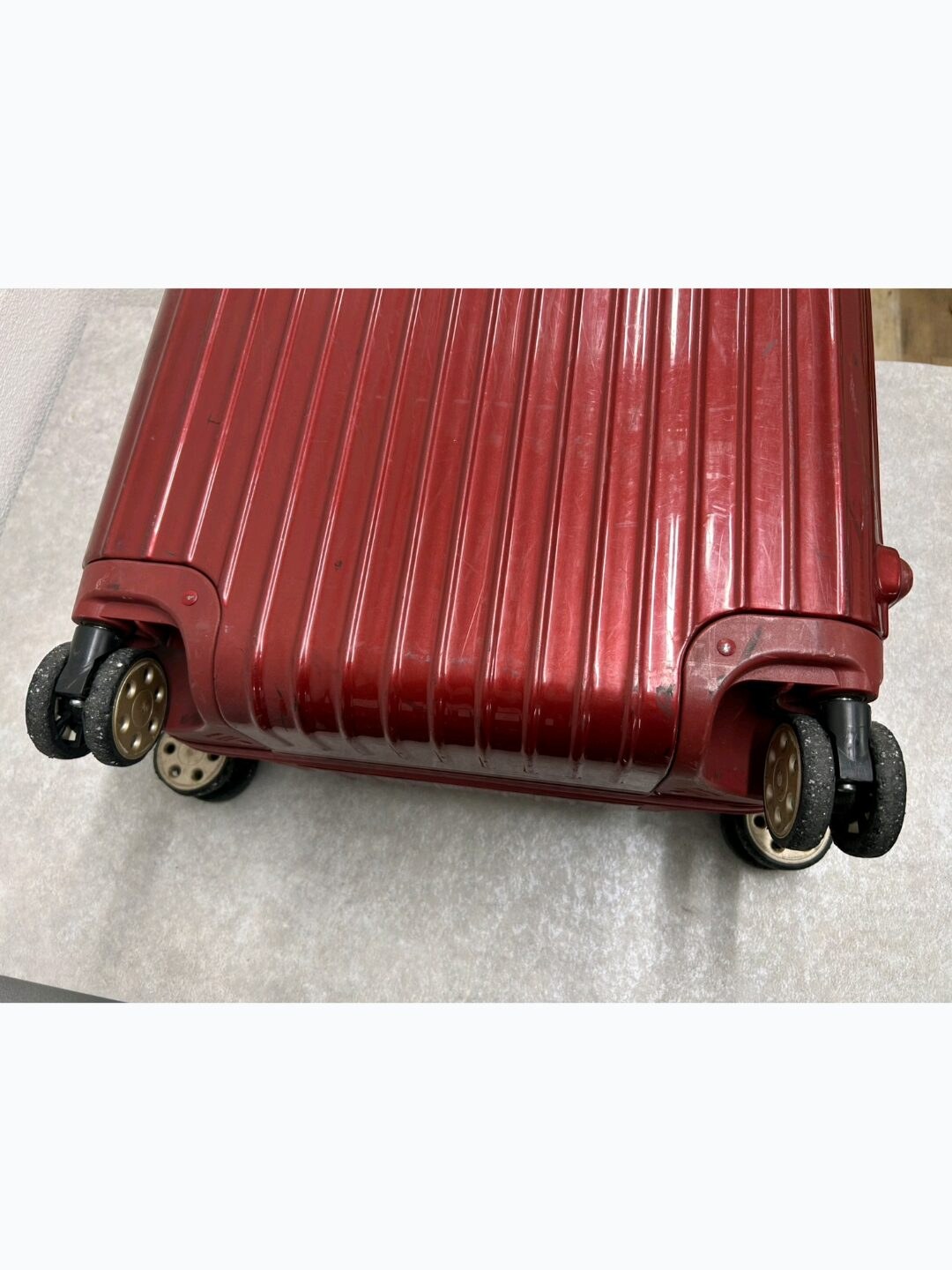 リモワ（RIMOWA）キャスター4輪交換の修理事例（代用品交換） 修理前