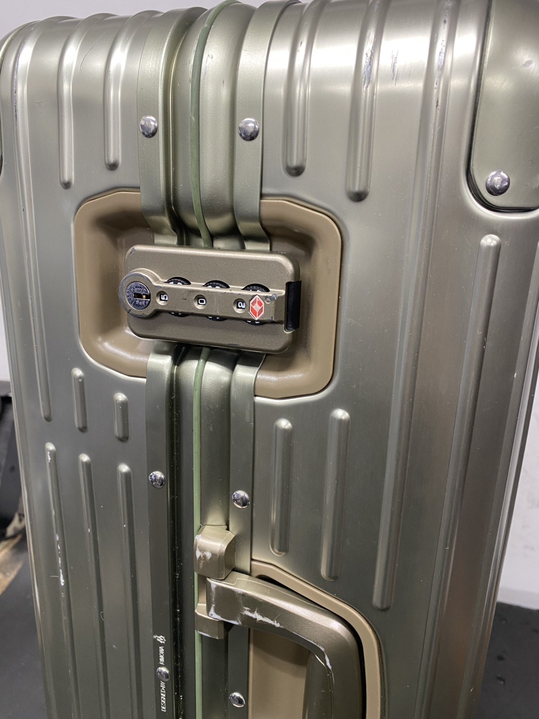 リモワ（RIMOWA）ロック交換修理の事例｜純正ロック使用・即日対応 修理前