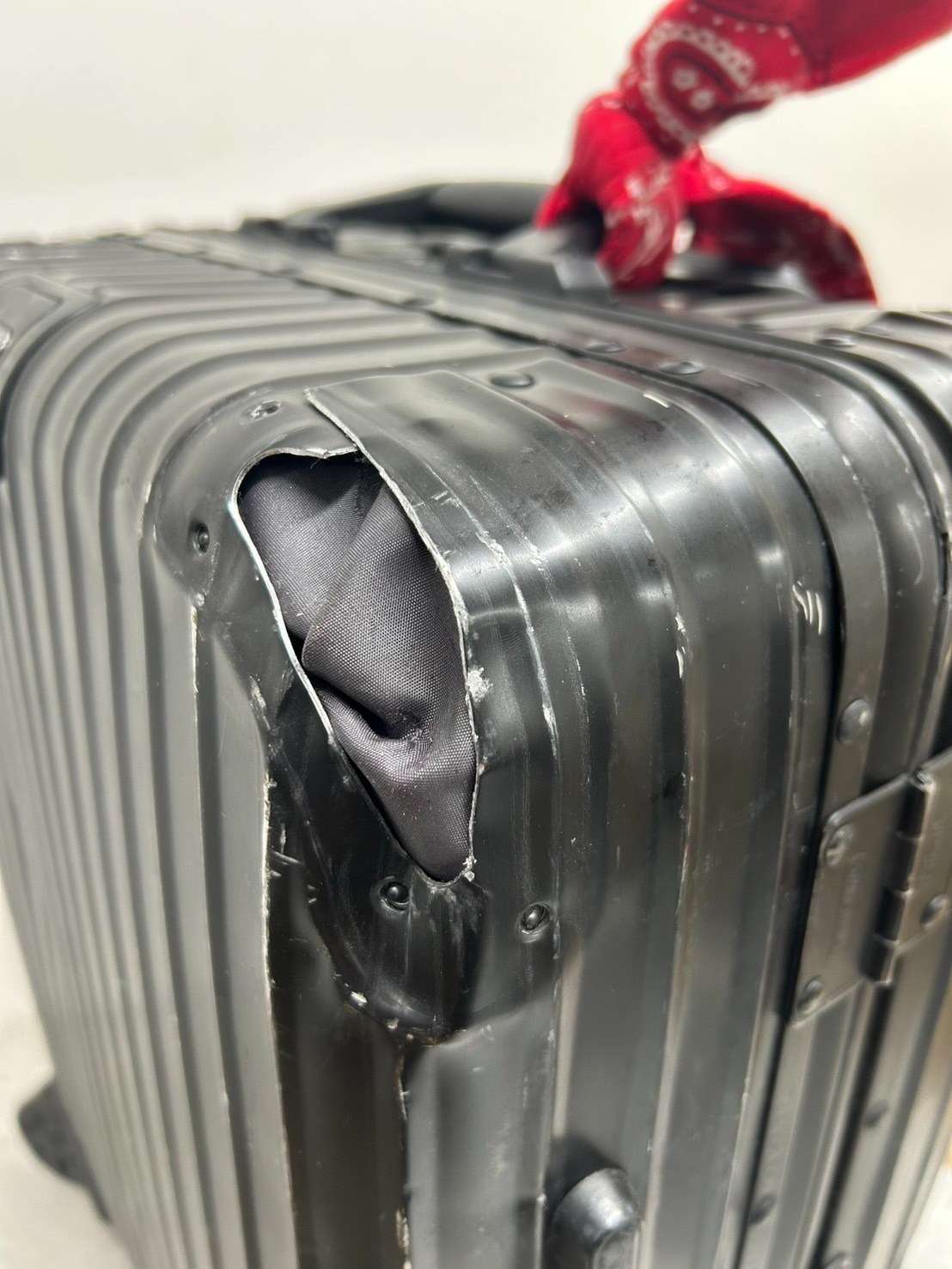 リモワ（RIMOWA)コーナープレート＋ハウジング交換の修理事例 修理前