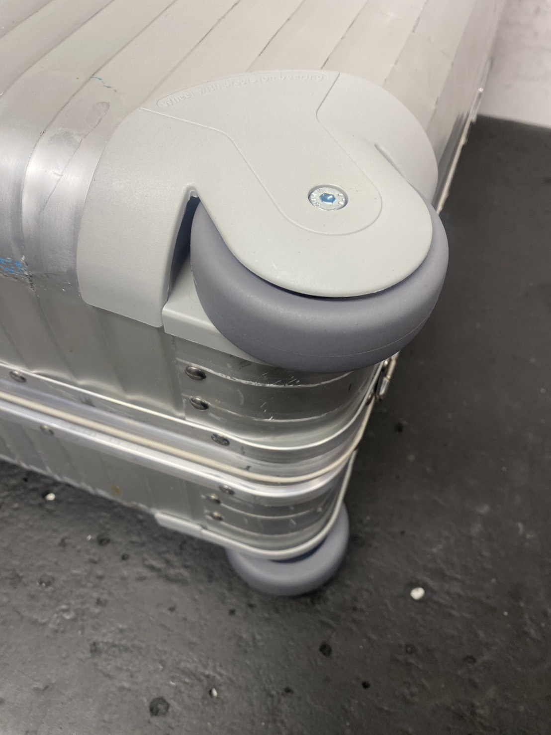 リモワ（RIMOWA）トパーズ初期モデル キャスター純正品交換の修理事例 修理後