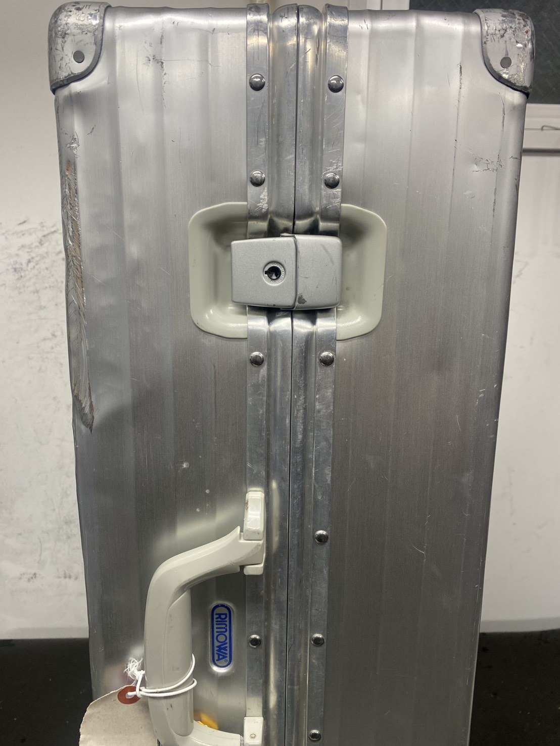 リモワ（RIMOWA）旧型ロックをTSAロックへアップデート 修理前