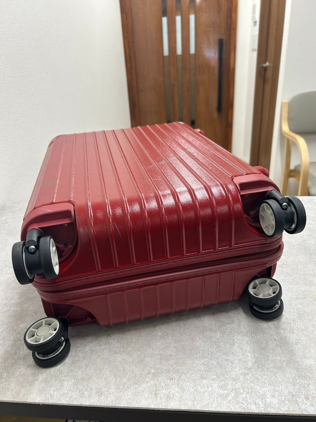 リモワ（RIMOWA）キャスター4か所交換の修理事例（代用品） 修理後