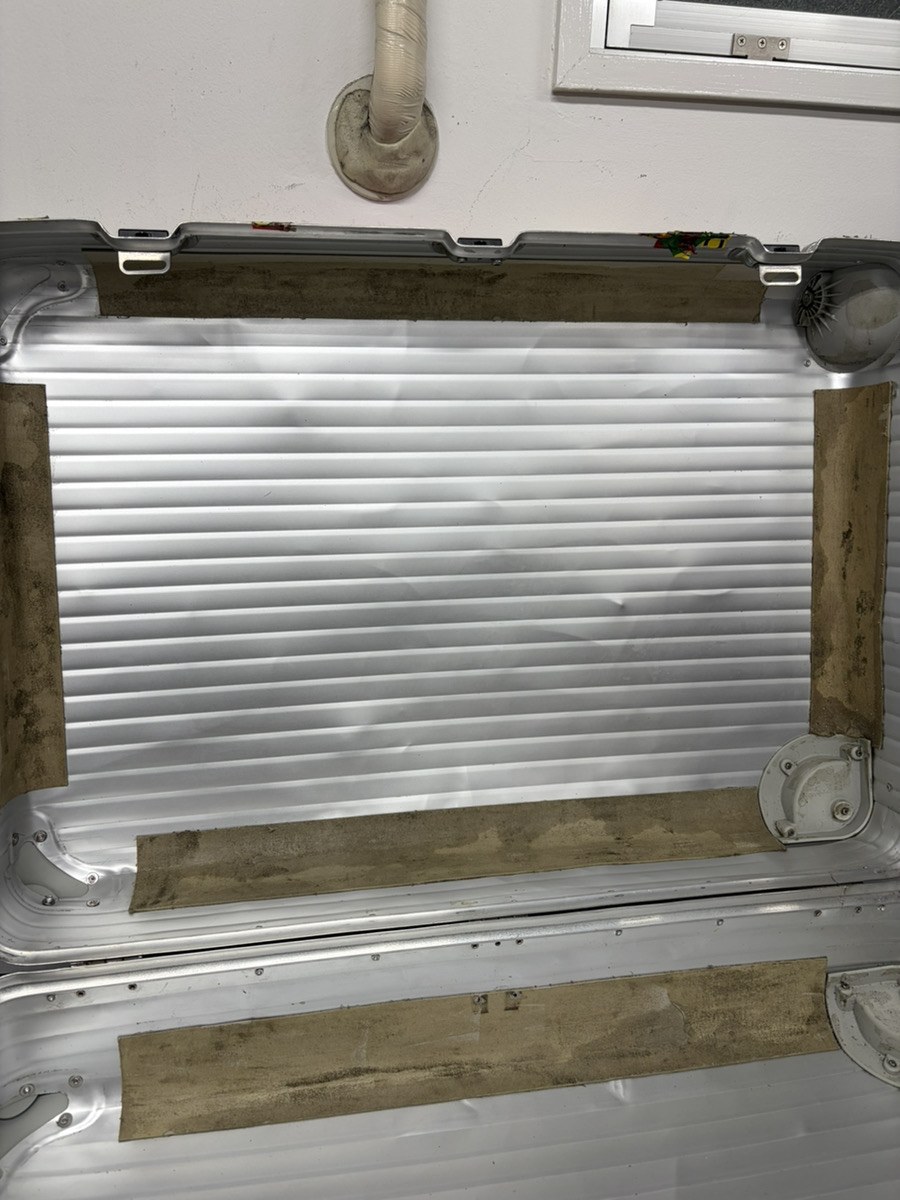 リモワ（RIMOWA）内部のウレタン劣化・除去修理｜黒い粉の対処・内装修理 修理後