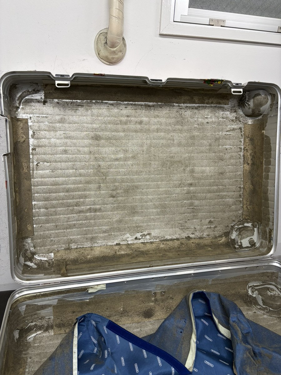 リモワ(RIMOWA)内部のウレタン劣化・除去修理|黒い粉の対処・内装修理 修理前
