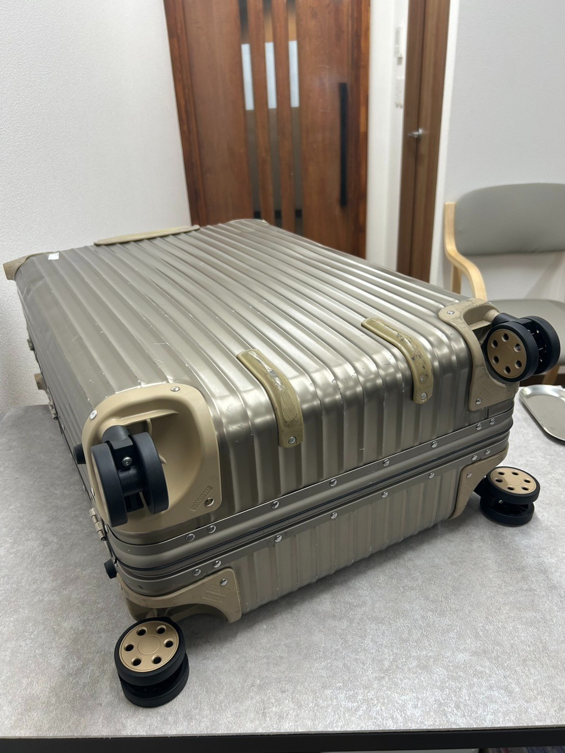 リモワ（RIMOWA）ハウジング＋キャスター交換の修理事例（純正品＋代用品） 修理後