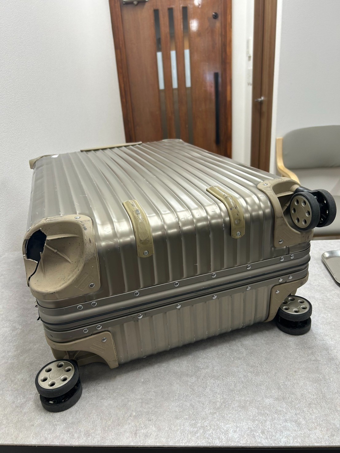 リモワ(RIMOWA)ハウジング+キャスター交換の修理事例(純正品+代用品) 修理前