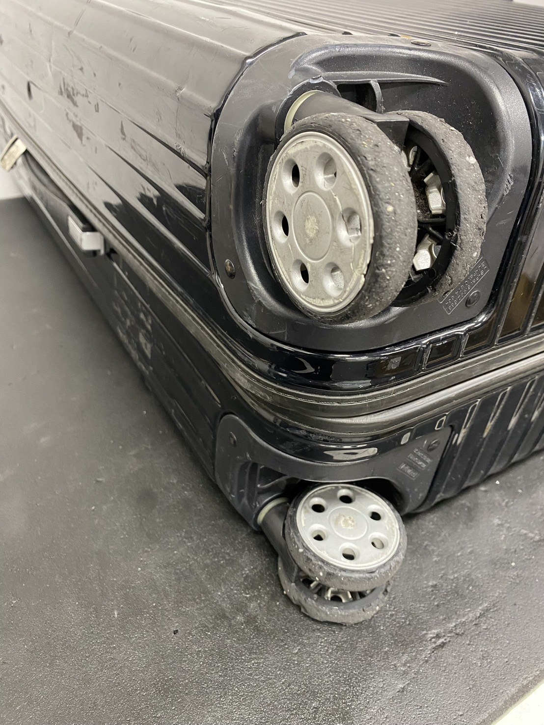 リモワ（RIMOWA）車輪交換修理の事例｜代用品キャスター使用・即日対応 修理前