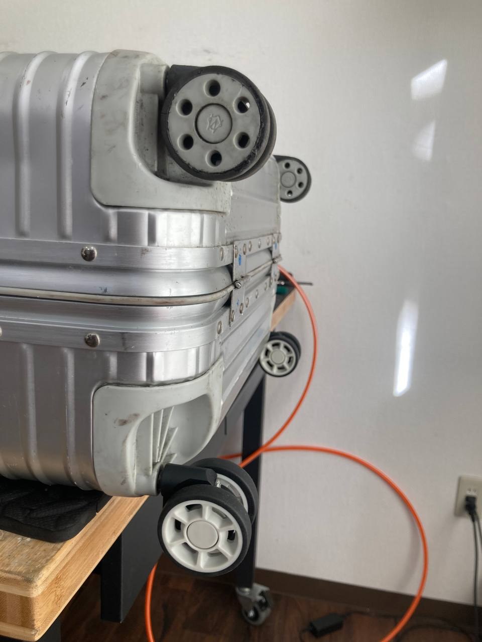 リモワのキャスター修理を即日で!4か所交換の事例と料金を解説(RIMOWA代用品対応) 修理前