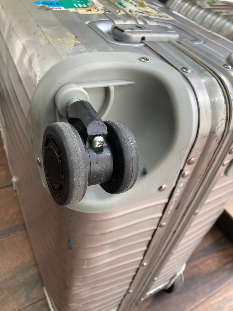 リモワ（RIMOWA）旧型モデルのハウジング交換修理事例（代用品使用） 修理後